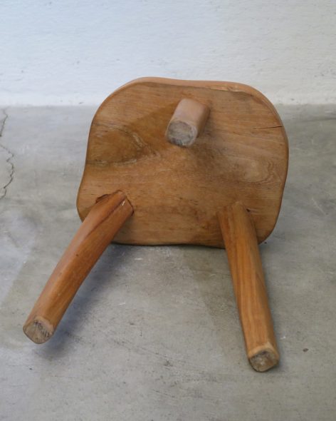 tabouret-brutaliste-tripode-dessous