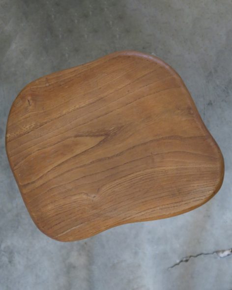 tabouret-brutaliste-tripode-dessus